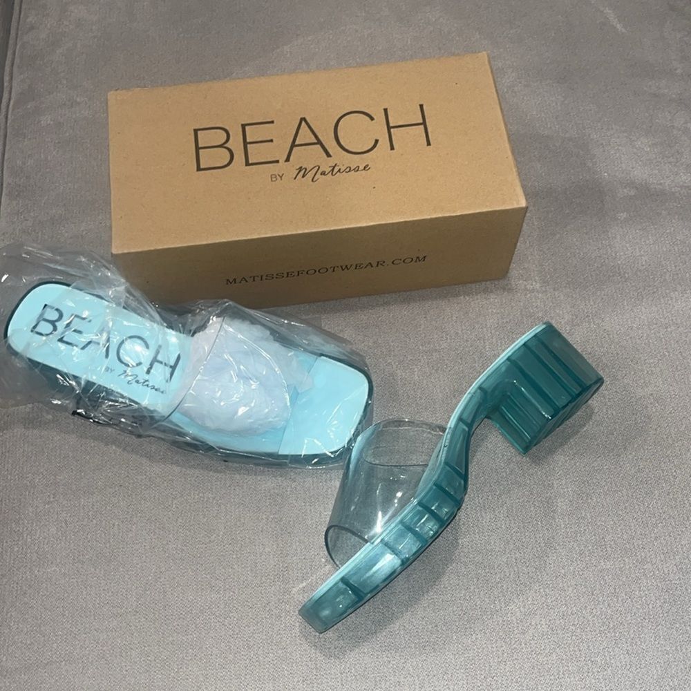 Nwt in box Matisse beach 2” aqua colored clogs